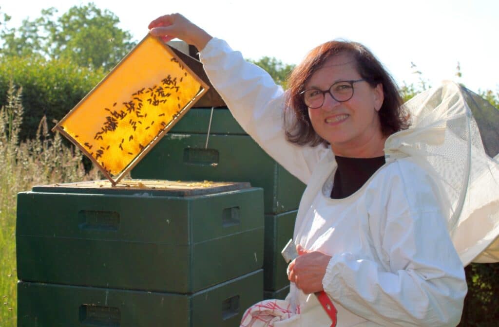 Imkerin Marianne Kehres am Bienenstock